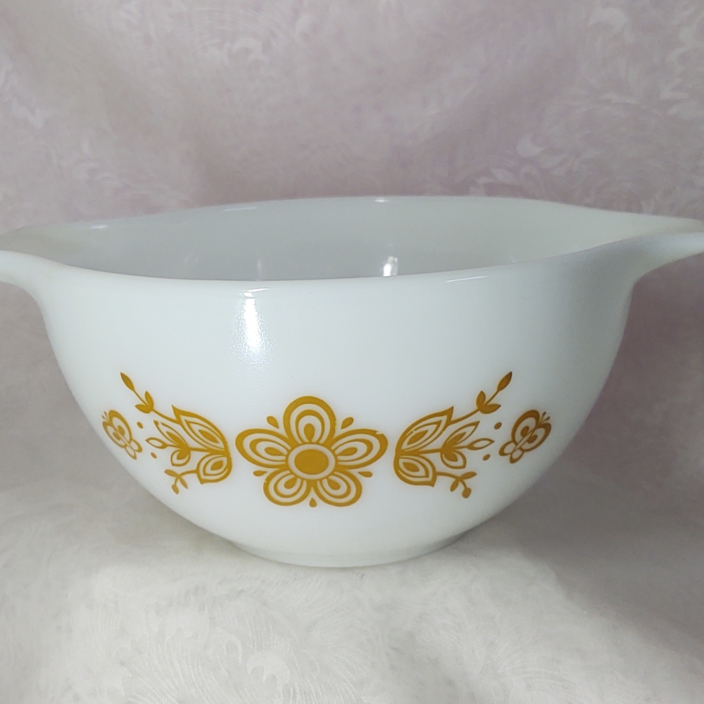Pyrex "Butterfly Gold" Nesting Bowl